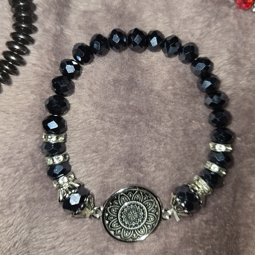 4 Bracelets For $5, Elastic, Pics With Flash And Without - Picture 6 of 9